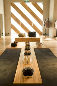 thiết kế thi công nội thất showroom