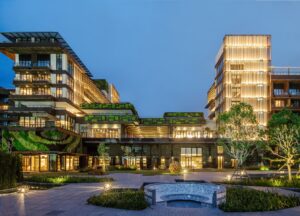 thiết kế thi công khách sạn có yếu tố tự nhiên