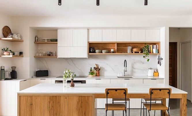 Nhà bếp mang phong cách Japandi là xu hướng giúp tạo ra không gian nấu nướng hiện đại nhưng vẫn giữ được nét trang nhã và ấm cúng.