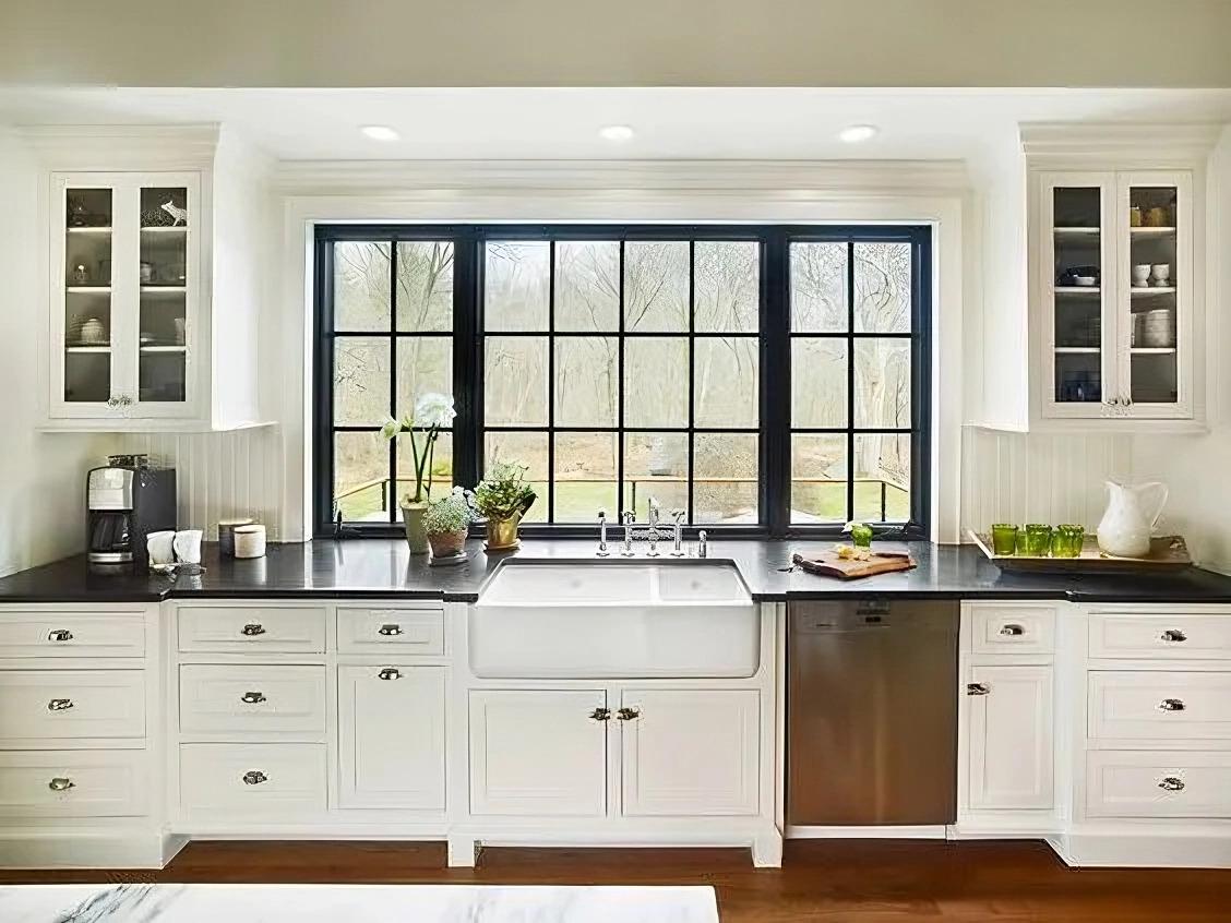 Cửa sổ vườn kết hợp với rèm mòng để tăng độ thoáng đãng cho không gian nhà bếp