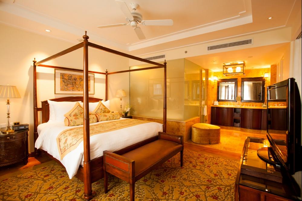 Chất liệu nội thất thường là từ gỗ tự nhiên