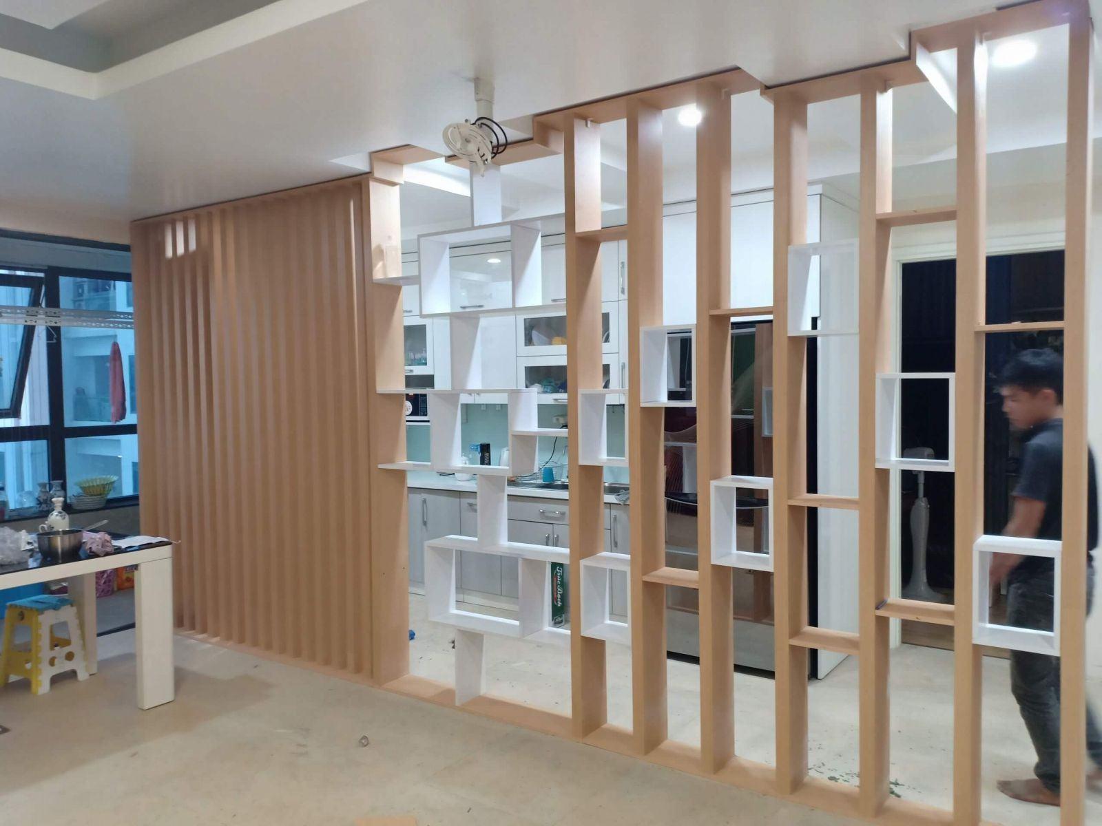 Thi công lắp đặt vách ngăn phòng khách đồi hỏi sự tỉ mỉ, cẩn thận bởi những công nhân tay nghề cao