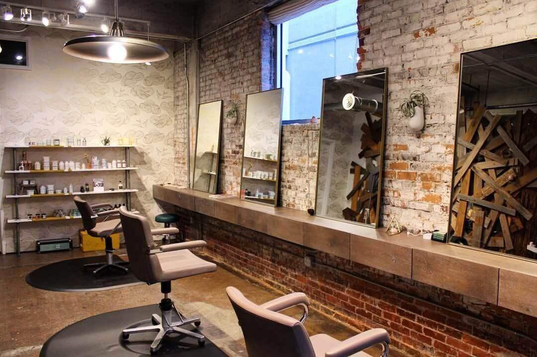 Salon tóc bài trí theo phong cách Retro trầm ấm mà mạnh mẽ