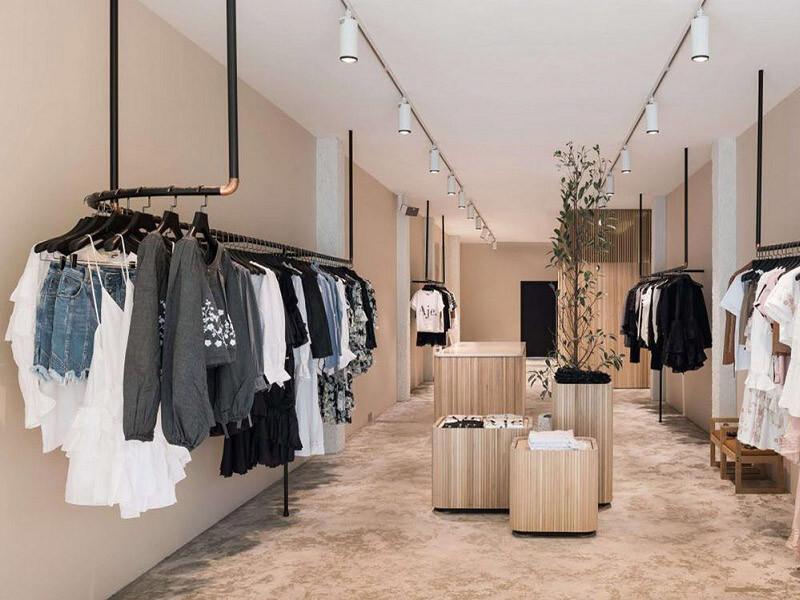 Sử dụng đèn chiếu điểm để tạo điểm nhấn cho không gian nội thất shop quần áo